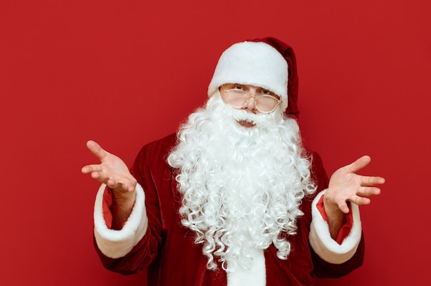 Portrait homme habillé en père Noël