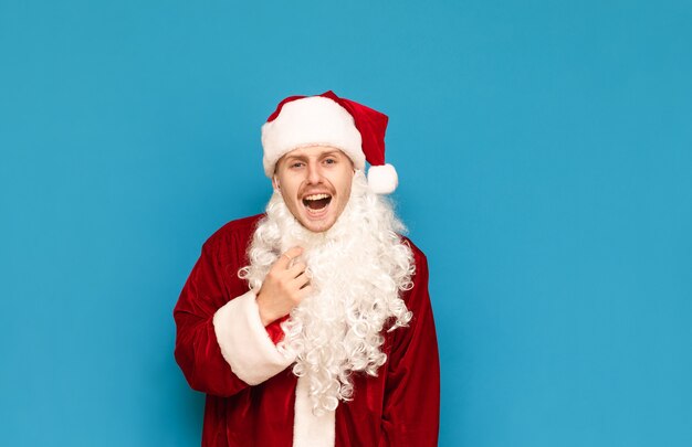 portrait homme habillé en père noël