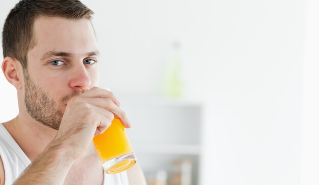 Portrait d&#39;un homme heureux, boire du jus d&#39;orange