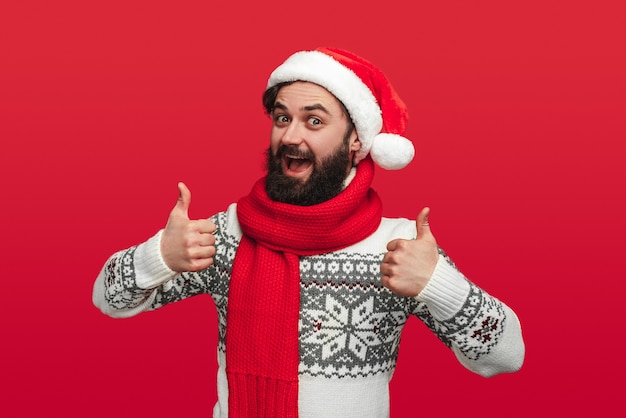 Portrait d'un homme heureux en bonnet de Noel