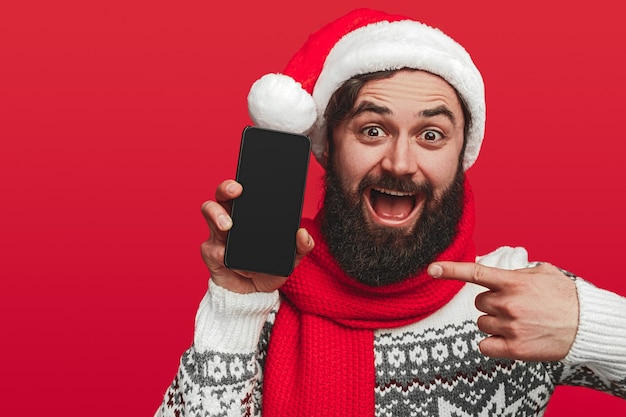 Portrait d'un homme heureux en bonnet de Noel