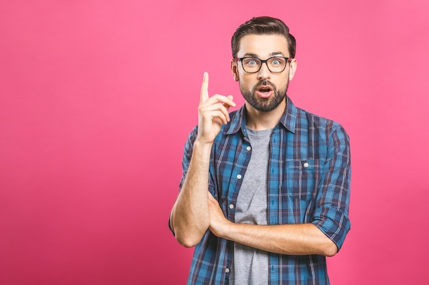 Portrait d'un homme heureux excité pointant le doigt vers le haut