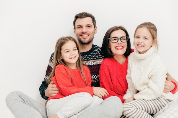 Portrait, de, homme heureux, et, femme, embrasser, leurs, petites filles, avoir, joyeuse, expression, isolé, blanc