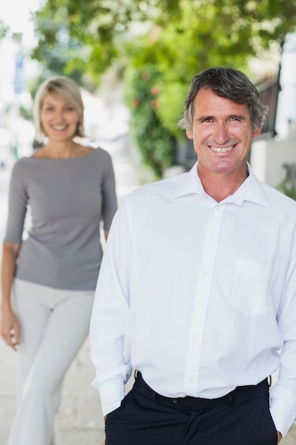 Portrait d'un homme heureux avec une femme