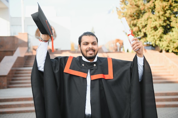 Portrait d'un homme heureux le jour de sa remise des diplômes Éducation universitaire et personnes