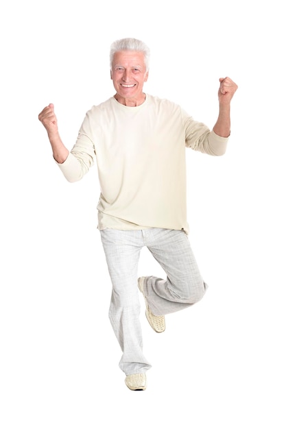 Portrait d'un homme heureux senior posant