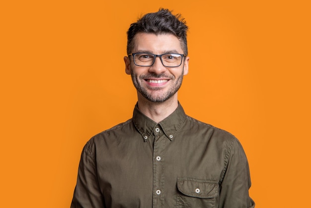 Portrait d'un homme heureux en studio de lunettes de mode