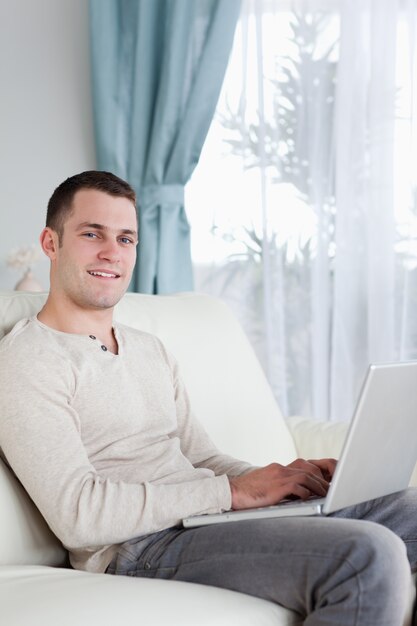 Portrait d&#39;un homme heureux, tapant sur son carnet