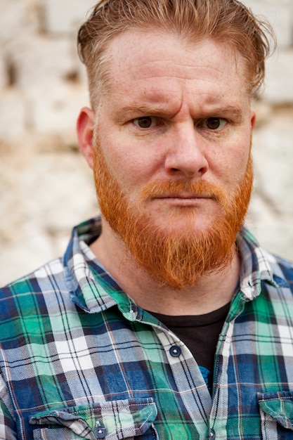 Portrait d&#39;un homme hipster aux cheveux rouges exprimant une émotion