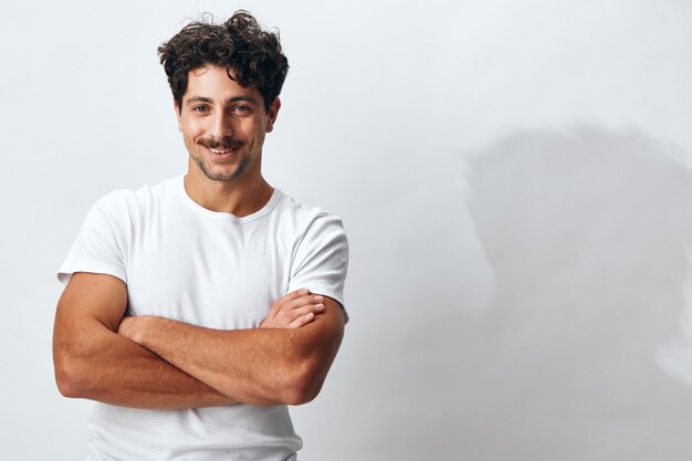 Portrait d'un homme hipster souriant à l'arrière-plan mode isolé caucasien chemise de style de vie blanche T-shirt