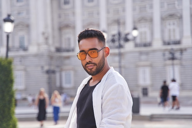 Portrait d'un homme hispanique barbu regardant la caméra