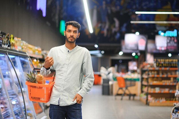 portrait d'un homme indien dans une épicerie avec une attitude positive