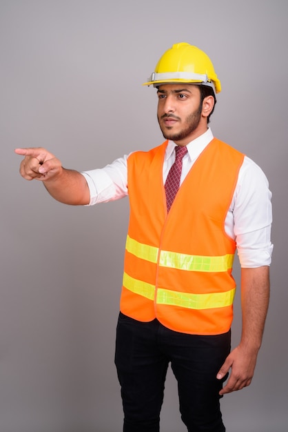 Portrait de l'homme indien travailleur de la construction homme d'affaires doigt pointé