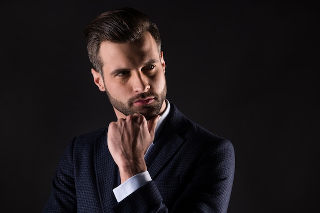 portrait d'un homme intelligent et intelligent qui planifie une stratégie de croissance de carrière