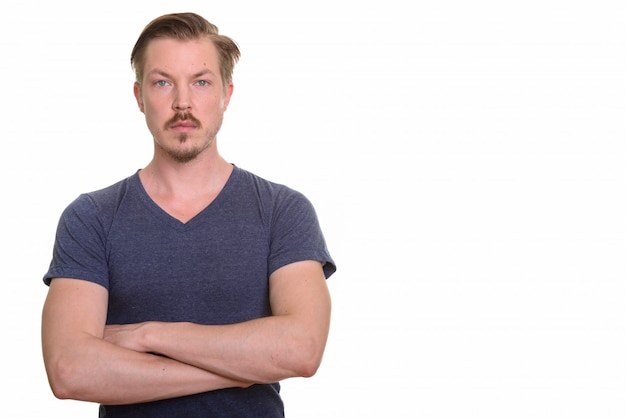 Photo portrait d'homme isolé contre un mur blanc avec les bras croisés