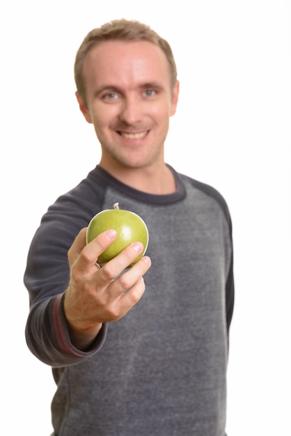 Portrait d'homme isolé contre mur blanc