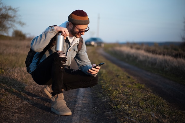 Portrait d'homme jeune hipster avec sac à dos