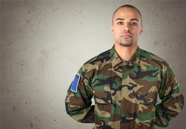 Photo portrait d'homme jeune soldat militaire sur fond