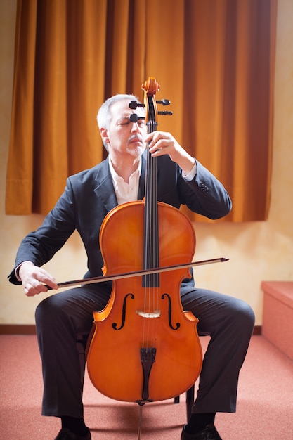 Portrait d&#39;un homme jouant du violoncelle