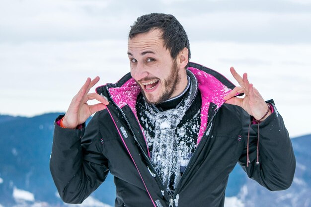 Photo portrait d'un homme joyeux portant des vêtements chauds pendant l'hiver