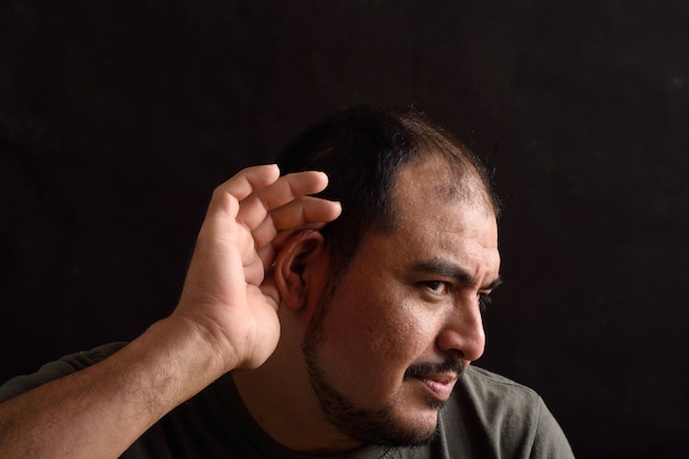 Portrait d&#39;un homme latin avec bruit sur fond noir