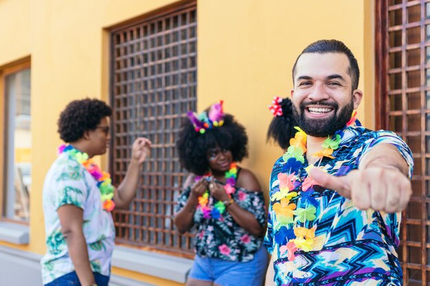 Portrait d'un homme latino dans le carnaval de rue