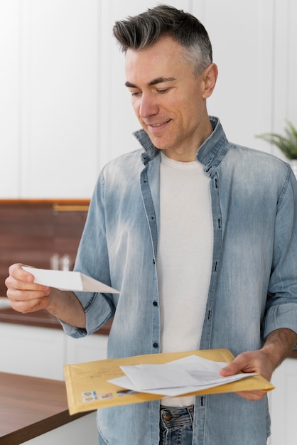 Photo portrait homme lisant le courrier