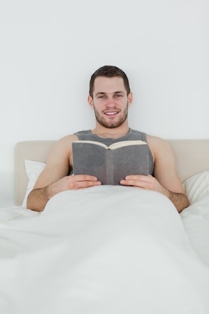 Portrait d&#39;un homme lisant un livre