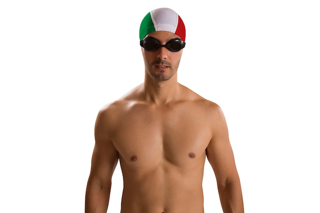 Portrait d'homme en maillot de bain; nageur professionnel sur espace blanc avec uniforme italien.