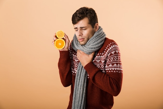 Portrait d'un homme malade habillé en pull