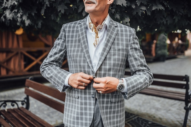 Portrait d'homme en manteau gris traversant les bras tout en hâte de