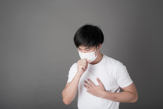 Portrait d'homme avec masque chirurgical, concept de soins de santé