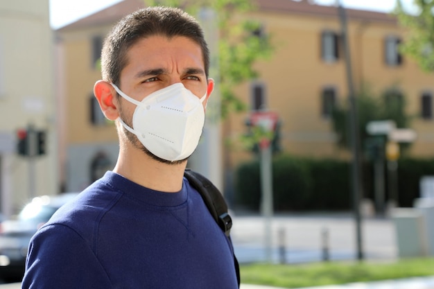 Portrait d'homme avec masque facial contre le SRAS-CoV-2.