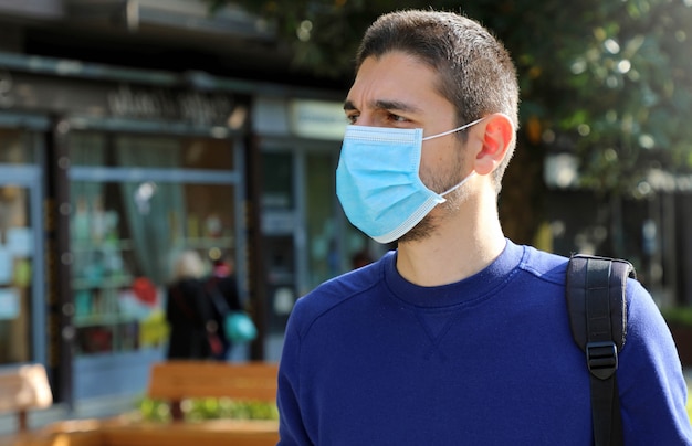 Portrait d'homme avec masque marche en respectant la distance sociale pendant la maladie pandémique à coronavirus 2019.