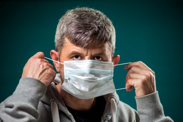 Un portrait d'un homme avec un masque médical. Concept de personnes, de médecine et de soins de santé. Protection contre les coronavirus