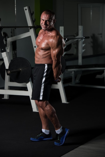 Portrait d'un homme mature en bonne forme physique montrant son corps bien formé Muscular Athletic Bodybuilder Fitness Male Posing After Exercises