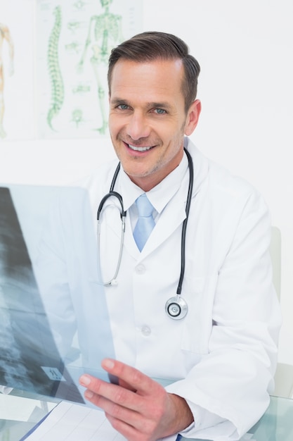 Photo portrait d'un homme médecin souriant avec xray