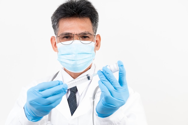 Portrait Homme médecin tenant une seringue et une bouteille de vaccin avec surface isolée