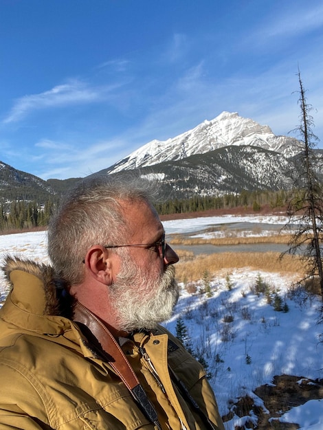 Portrait d'un homme sur des montagnes enneigées en hiver