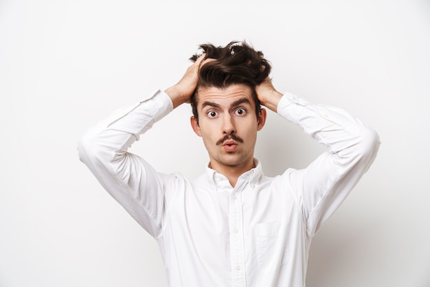 Portrait d'homme moustachu stressé portant une chemise à l'avant et saisissant sa tête isolé sur blanc