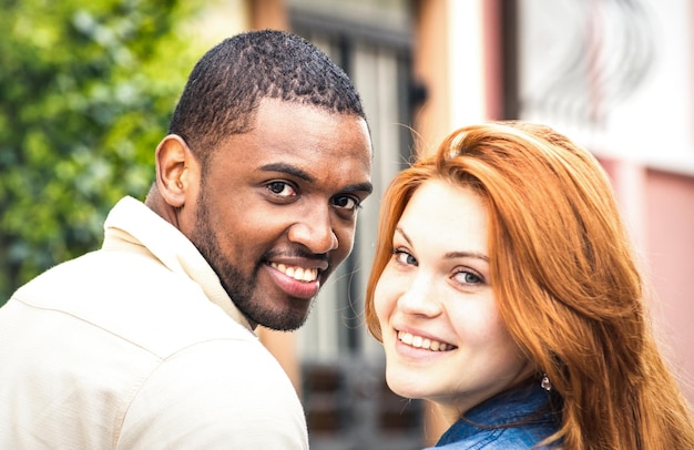 Photo portrait d'un homme multiethnique et d'une jeune femme marchant à l'extérieur