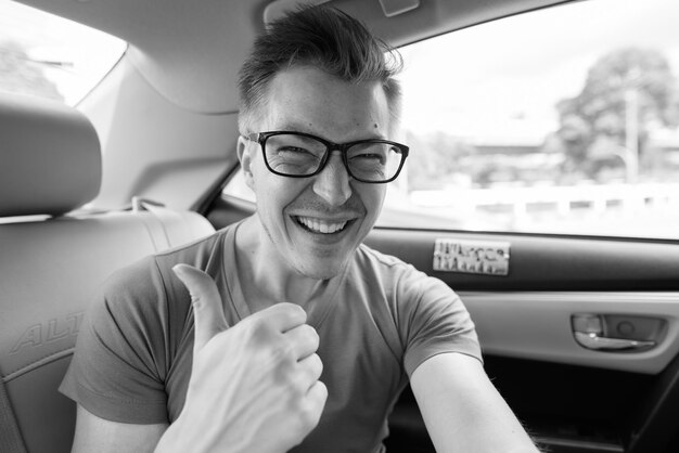 Photo portrait d'un homme mûr assis dans une voiture