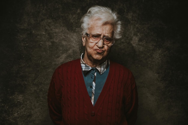 Portrait d'un homme mûr debout contre le mur