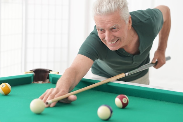 Portrait d'un homme mûr jouant au billard