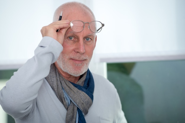 Portrait d'un homme mûr avec des lunettes