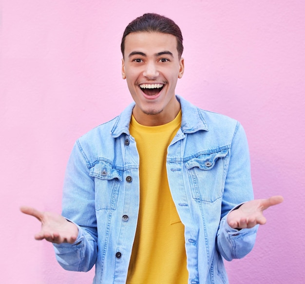 Portrait d'homme et mur avec les mains ouvertes sourire et wow excité pour la vision de la mode et le succès dans la ville Jeune étudiant de la génération z vêtements à la mode et surprise avec bonheur par fond rose dans le métro