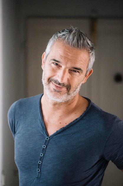 Portrait d'un homme mûr souriant à la maison