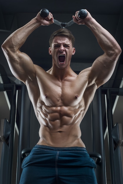 Portrait d'un homme musclé dans une salle de sport