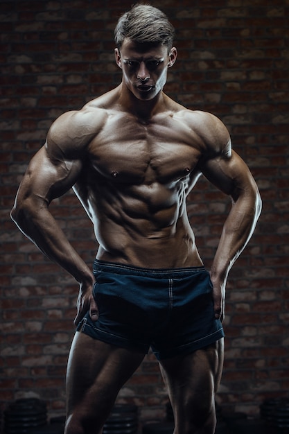 Portrait d'un homme musclé dans une salle de sport