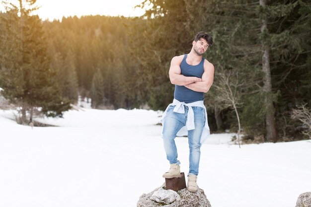 Portrait d'homme musclé debout à l'extérieur dans la nature